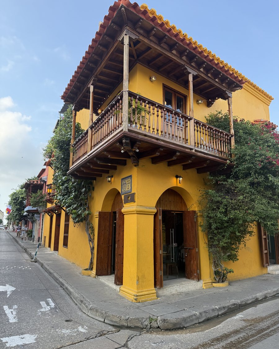 Gelbes Kolonialhaus mit Holzbalkon in Cartagena