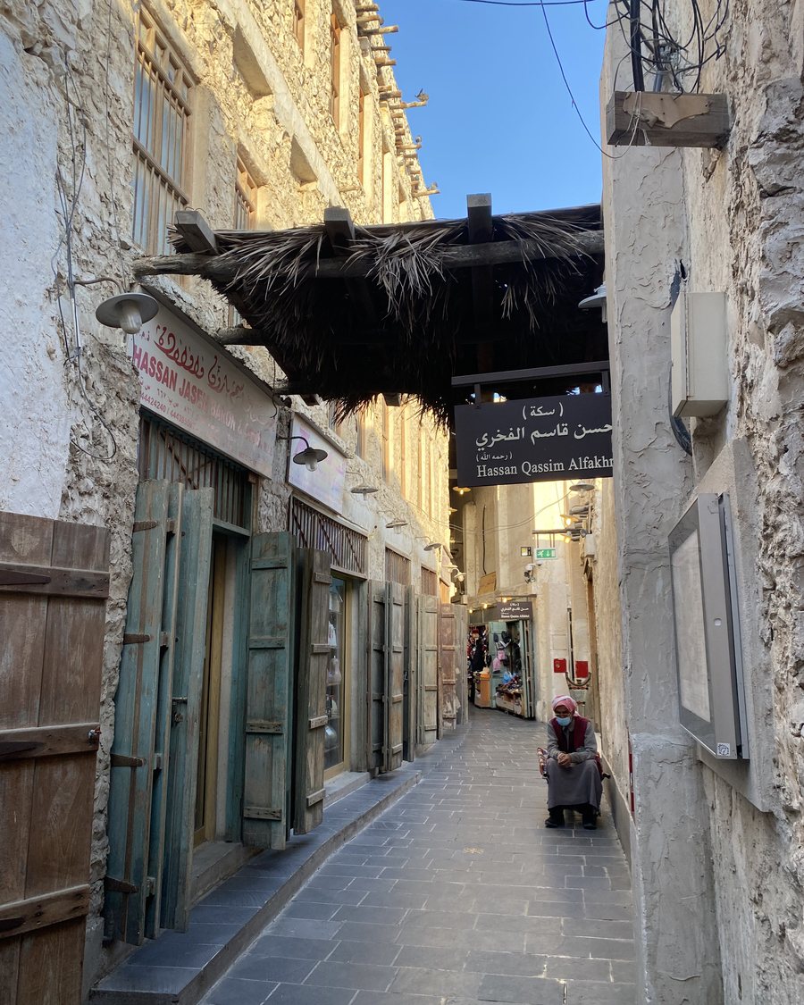 Überdachte Gasse im Souq Waqif in Doha