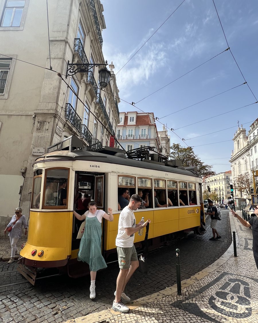 Gelbe Strassenbahn in einer Gasse in Lissabon